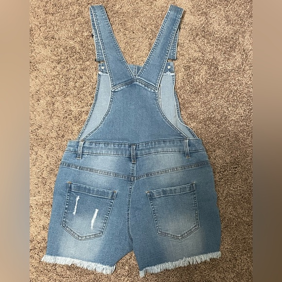 NWOT Venus Womens Size 4 Distressed Overall Jean Shorts. - Picture 3 of 3